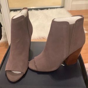 Brand new block heel suede Bootues by Splendid!🤩